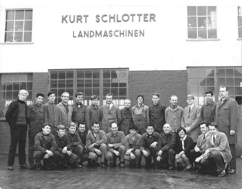1969 Gruppenbild vor dem Firmengebäude Hauptstraße 58