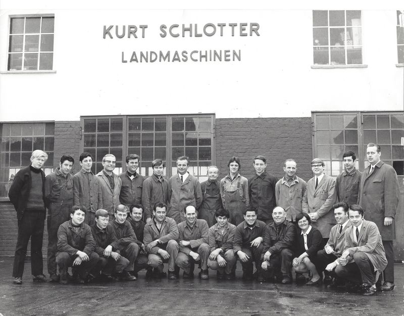1969 Gruppenbild vor dem Firmengebäude Hauptstraße 58